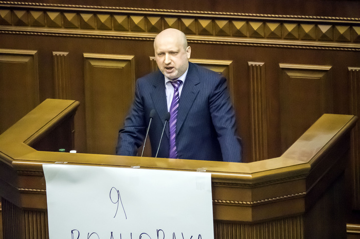 Турчинов сравнил падение рубля с салютом в честь Украины