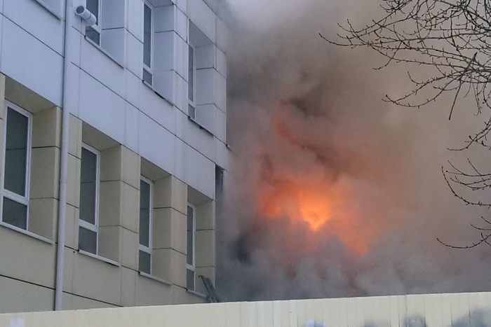 ГУ МЧС: В результате пожара здания возле автовокзала пострадавших нет