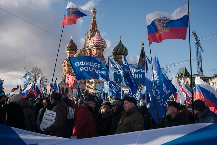 100 тысяч человек отметили единение с Крымом на Васильевском спуске