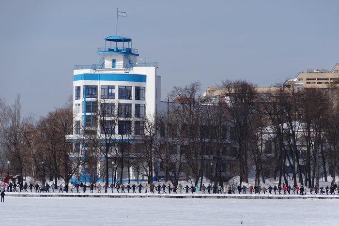 Против Храма на воде. Жители Екатеринбурга обняли городской пруд