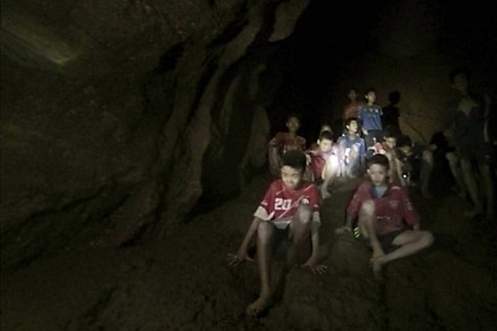 Операцию по спасению детей из пещеры в Таиланде остановили