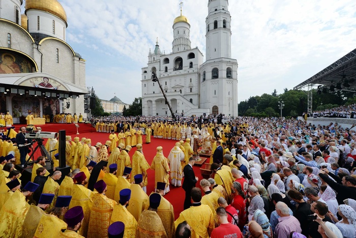 В Сети рассказали о голодных священниках во время богослужения в Кремле