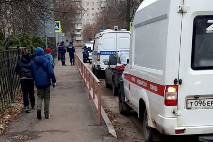 Есть жертвы: в Рыбинске мужчина с ножом напал на сотрудниц местной школы.