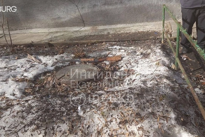 В центре Екатеринбурга во дворе многоэтажки нашли ружье