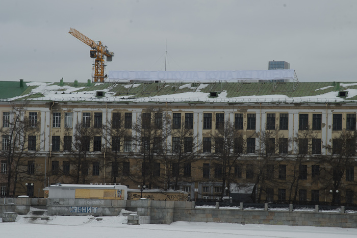 Легендарный арт-объект закрыли в Екатеринбурге гигантской простынёй