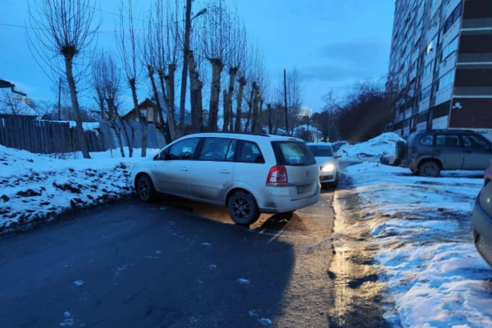 В Екатеринбурге машина без водителя выкатилась на дорогу