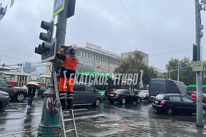 В центре Екатеринбурга из-за дождя отключились светофоры