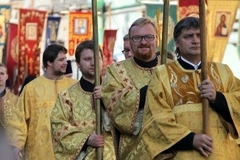 В РПЦ призывают запретить Пугачевой крестить своих детей
