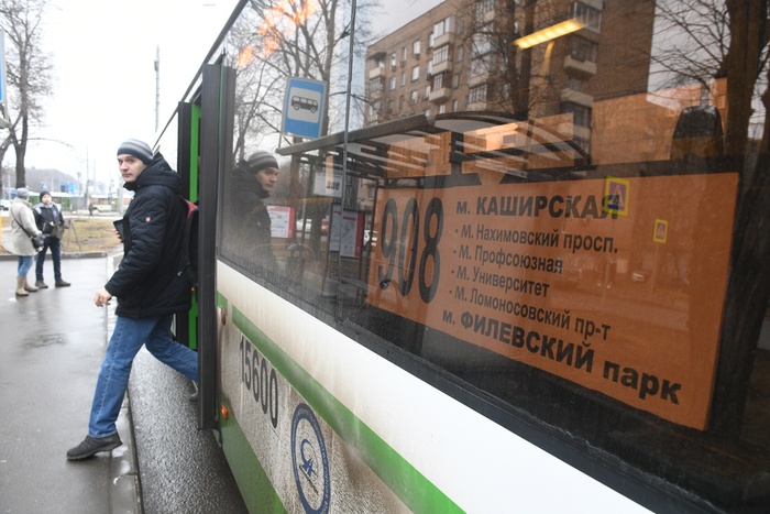 В Екатеринбурге водитель зажал дверьми ногу матери с ребенком на руках