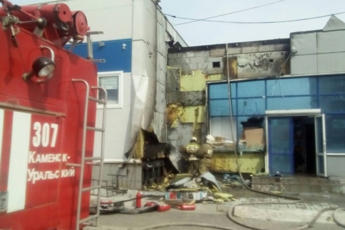 120 человек эвакуированы из-за пожара на вещевом рынке г. Каменска-Уральского