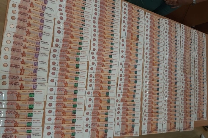 В Кольцово три пассажира пытались провезти 2 миллиона рублей наличных