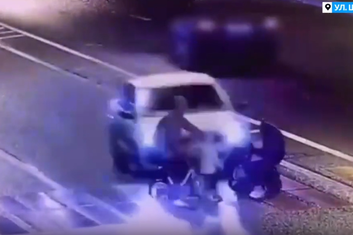 От удара мальчик сделал в воздухе сальто: иномарка сбила на пешеходном переходе двоих детей — видео