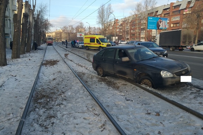 В Екатеринбурге легковушка насмерть сбила мужчину, который шёл с маленьким ребёнком
