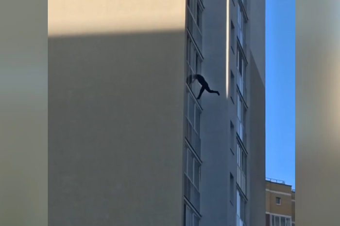 В Екатеринбурге мужчина с криками сорвался с балкона