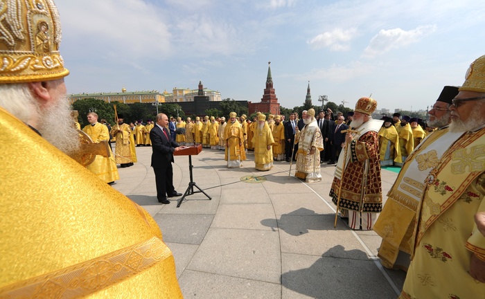 На торжественном мероприятии по случаю 1030-летия крещения Руси.