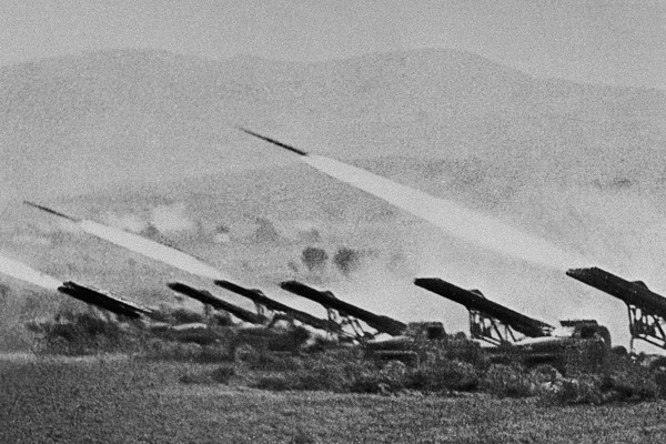 Советские реактивные установки залпового огня (Катюши) наносят удар по врагу, 6 октября 1942