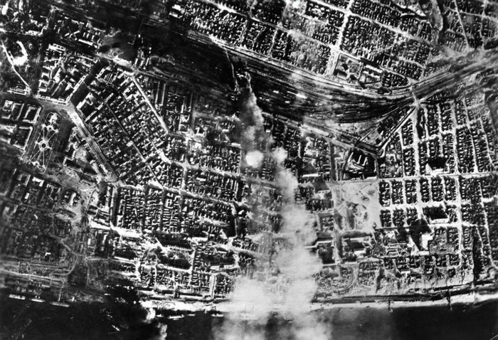 Bundesarchiv_Bild_183-B22081,_Russland,_Kampf_um_Stalingrad,_Luftangrif