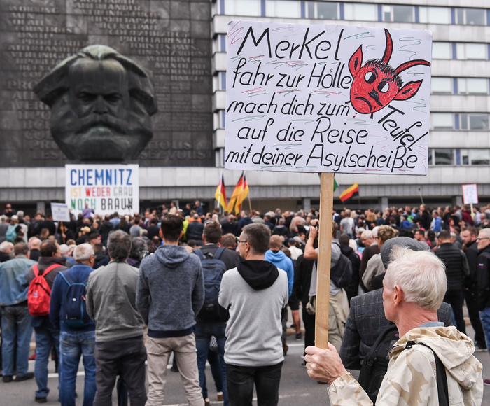 Протестующие на фоне памятника Карлу Марксу.