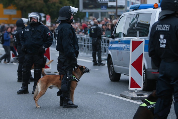 Полицейский со служебной собакой