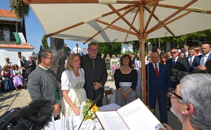 Владимир Путин на свадьбе Министра иностранных дел Австрии Карин Кнайсль и Вольфганга Майлингера.