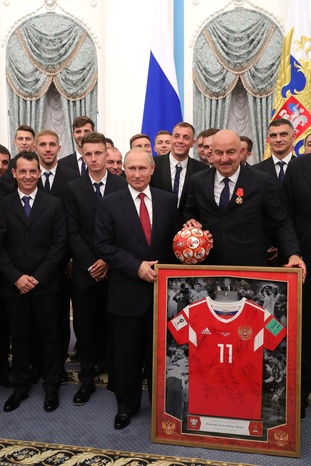Со спортсменами и тренерами сборной России по футболу.