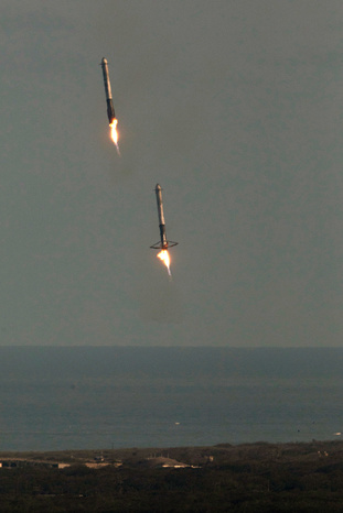 Ускорители спускаются на землю после поднятия в космос ракеты Falcon Heavy, запущенной SpaceX в Космическом центре Кеннеди на мысе Канаверал. Самая мощная ракета в мире в конечном итоге должна доставить экипаж на Марс. Фото: globallookpress.com
