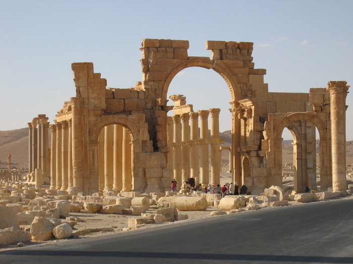 ru.wikipedia.org Сирия, Пальмира, Арка и большая колоннада до разрушения