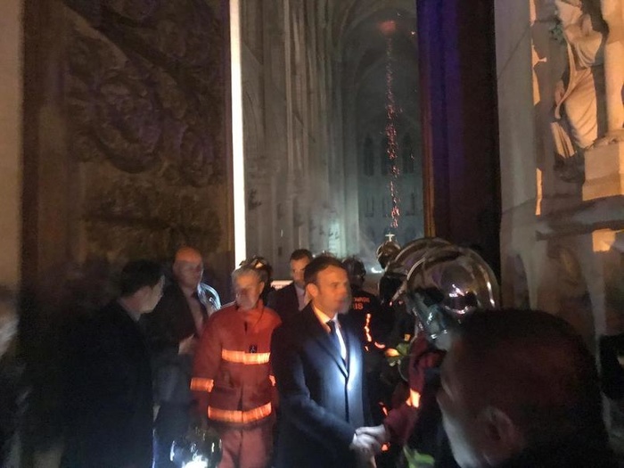 https://twitter.com/Le_Figaro Президент Франции Эммануэль Макрон в здании еще не потушенного собора Нотр-Дам-де-Пари. На заднем плане видно, как с потолка сыплются огненные искры.