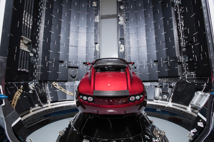 Полезная нагрузка запуска Falcon Heavy от SpaceX - Tesla Roadster - внутри  ракеты, декабрь 2017 года. Фото: globallookpress.com