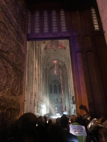 https://twitter.com/Le_Figaro На заднем плане видно, как с потолка сыплются огненные искры.