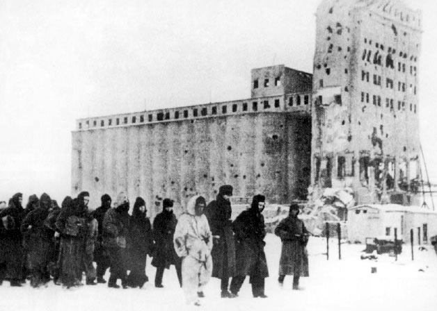 Пленённые под Сталинградом немецкие солдаты. На заднем плане — большое здание элеватора. Февраль 1943 года