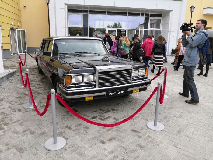 На входе стоит ЗИЛ из коллекции автомобильного музея УГМК