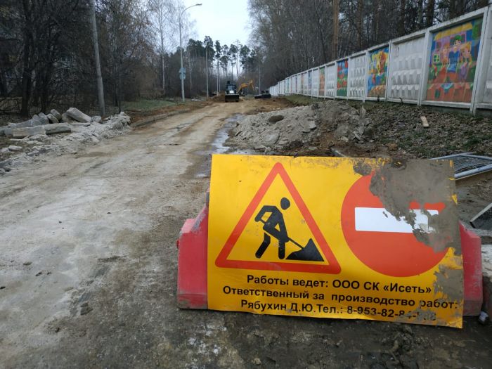 Строители убрали ограждение, но проехать по Просторной по-прежнему нельзя. Фото: Uralweb.ru