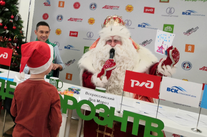 5-летний Даниил, родившийся 31 декабря, вручил Деду Морозу подарок от всех екатеринбуржцевв