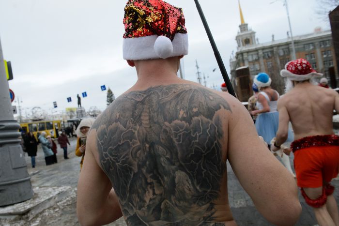 По центру Екатеринбурга пробежались полуголые мужчины и девушки в новогодних костюмах (ФОТО)