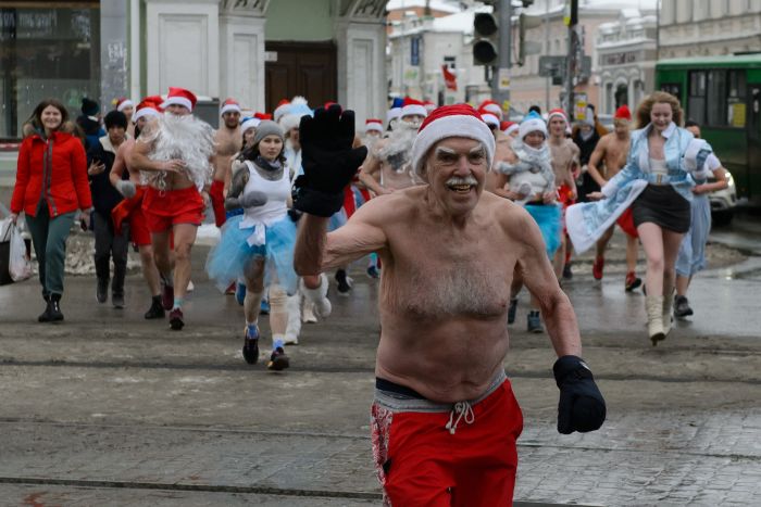 По центру Екатеринбурга пробежались полуголые мужчины и девушки в новогодних костюмах (ФОТО)