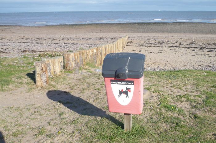 Контейнер для собачьих отходов на берегу Бристольского залива, Англия. Фото: Uralweb.ru