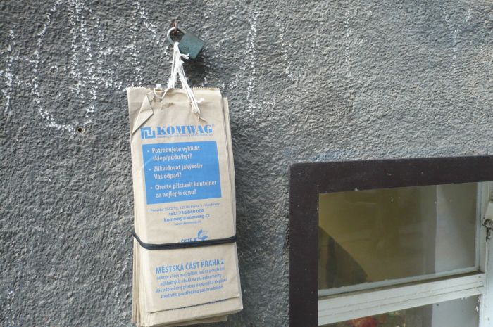 Пакетики под собачьи экскременты с логотипом компании Komwag (аналога нашей Спецавтобазы) в Праге. Фото: Uralweb
