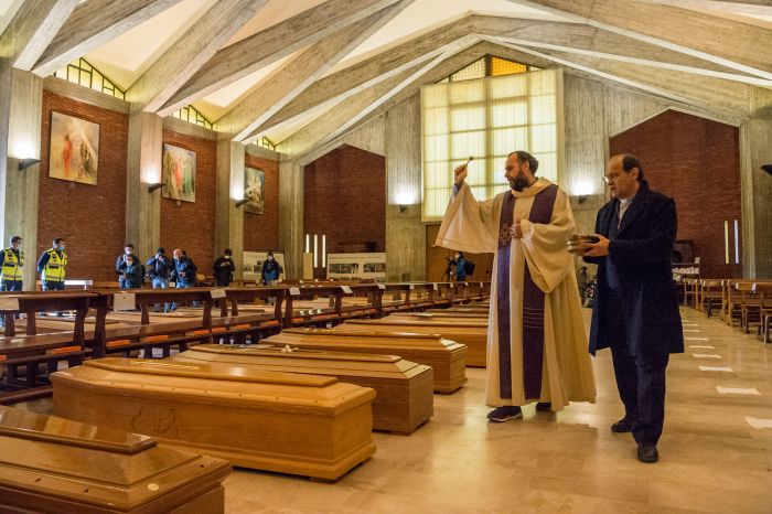  Отпевание 90 умерших в церкви Святого Джузеппе в Сирате перед кремацией. 28 марта 2020 года, Бергамо, Италия