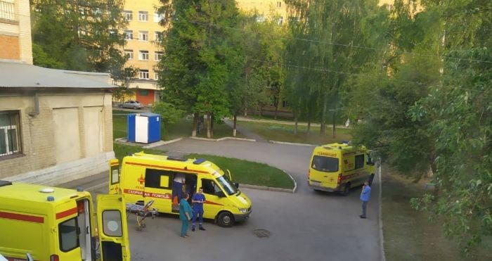 Машины скорой помощи у приемного покоя нейрохирургического корпуса. Напротив в желтом здании - корпус терапии. Фото: предоставлено Марией