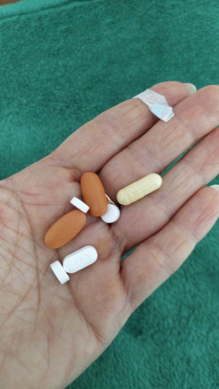 Количество препаратов, которые приходится принимать Марии. В сутки - 19 таблеток, в том числе очень токсичные, и капельницы. Фото: предоставлено Марией