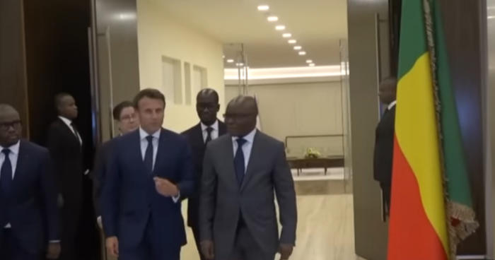 Президент Франции с главой МИД Бенина. Фото: скрин You Tube