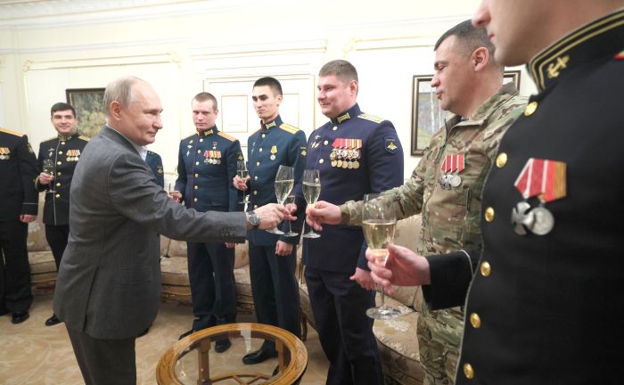 Путин пообедал с участниками СВО в резиденции Ново-Огарево