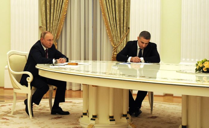 В ходе переговоров с премьер-министром Венгрии Виктором Орбаном. Фото: kremlin.ru