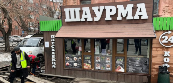 В Екатеринбурге возле элитной гимназии на Хохрякова снесли шаурмячную