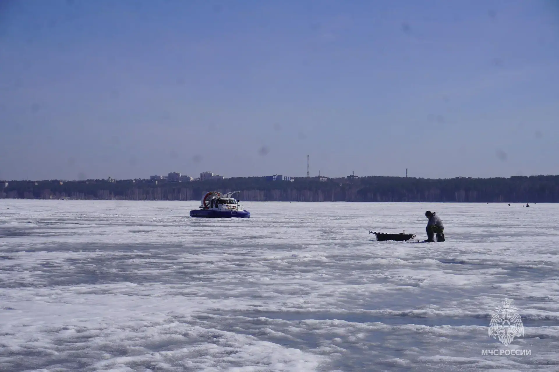 Рейд с использованием катера на воздушной подушке на акватории Белоярского водохранилища. Фото: пресс-служба регионального ГУ МЧС 