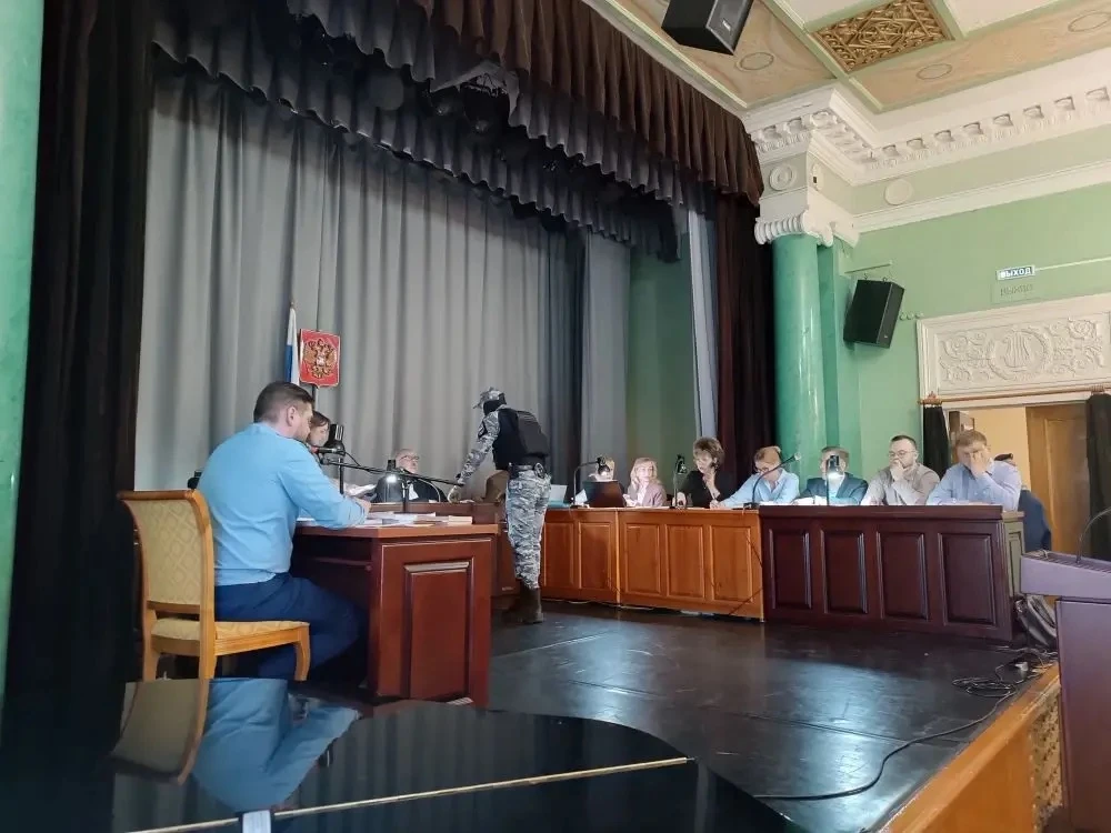 Из-за большого числа участников судебное выездное заседание Дзержинского районного суда проходило во Дворце культуры имени И.В. Окунева