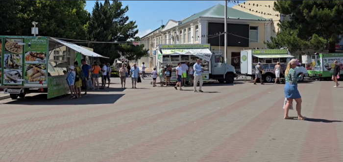 Ярмарка выходного дня в Геленджике, июль 2025 года. Фото: скрин видео Rutube-канала Шуршу По Дому