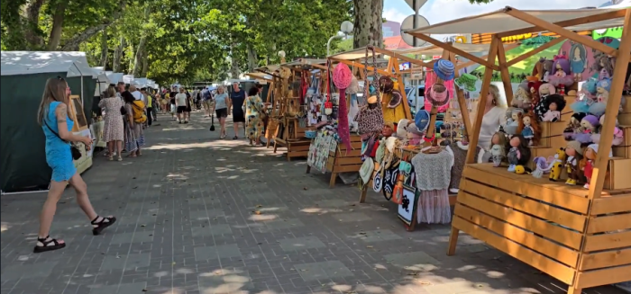 Ярмарка выходного дня в Геленджике, июль 2025 года. Фото: скрин видео Rutube-канала Шуршу По Дому