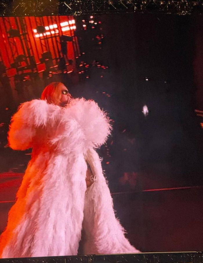 Beyonce в российской шубе из перьев страуса на сцене в Атланте в рамках своего тура Cowboy Carter. На сегодняшний день стоимость шубы — 2,3 миллиона рублей. Фото: Telegram-канал Atelier Biser